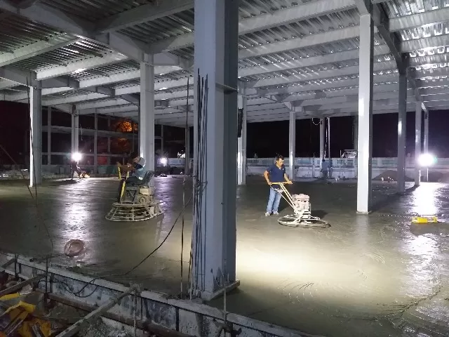 Đ&ocirc;̉ b&ecirc; t&ocirc;ng n&ecirc;̀n t&acirc;̀ng tr&ecirc;̣t