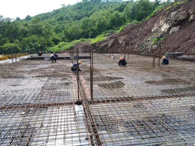 Lắp đặt v&aacute;n khu&ocirc;n, cốt th&eacute;p s&agrave;n